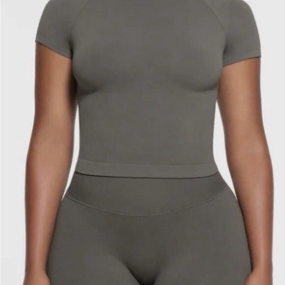 SKIMS Fits Everybody Short Sleeve T-shirt Gunmetal Women’s Size NWT GUNMETAL